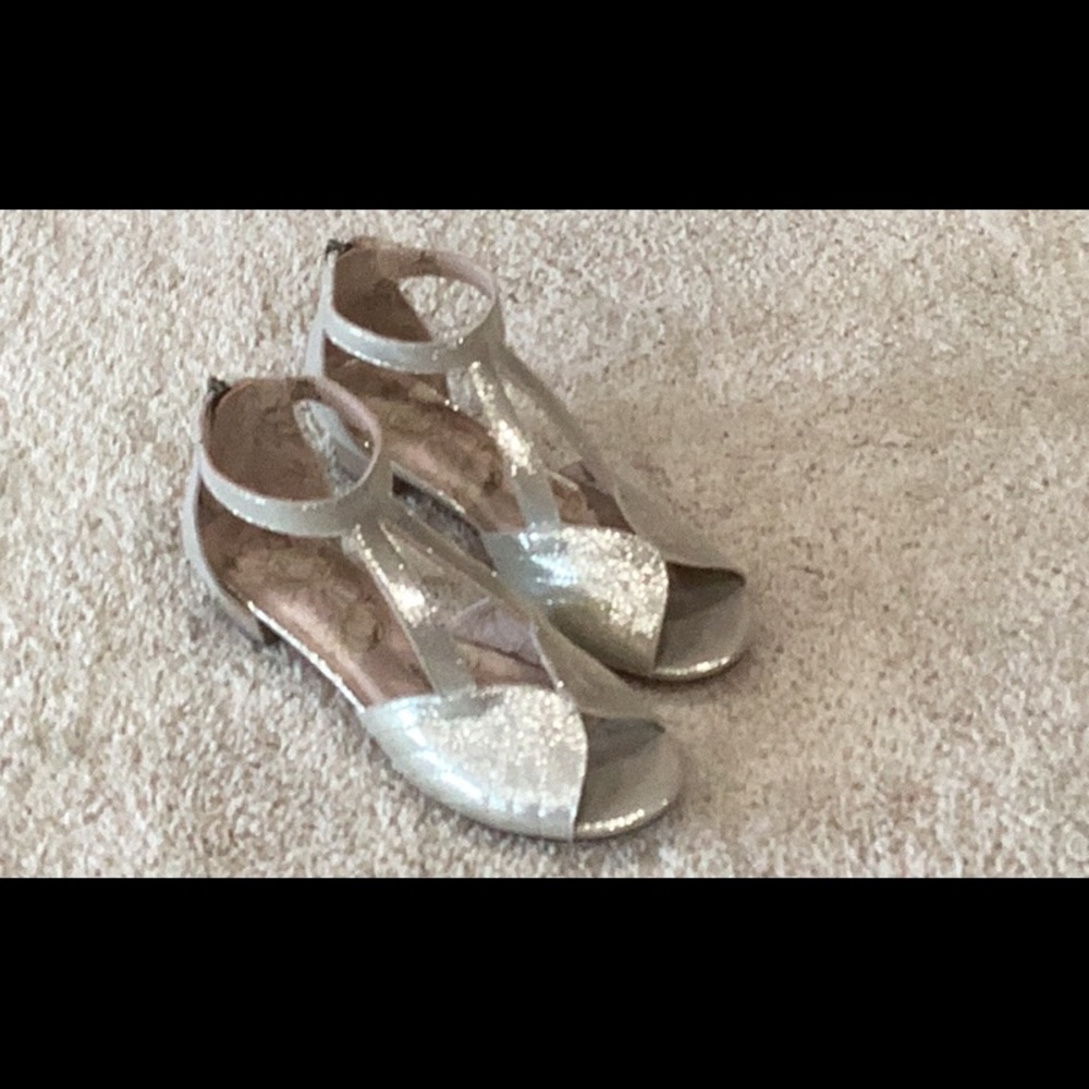 Gold sparkly kid high heels
Size- 5 in womens (Y5 on website)